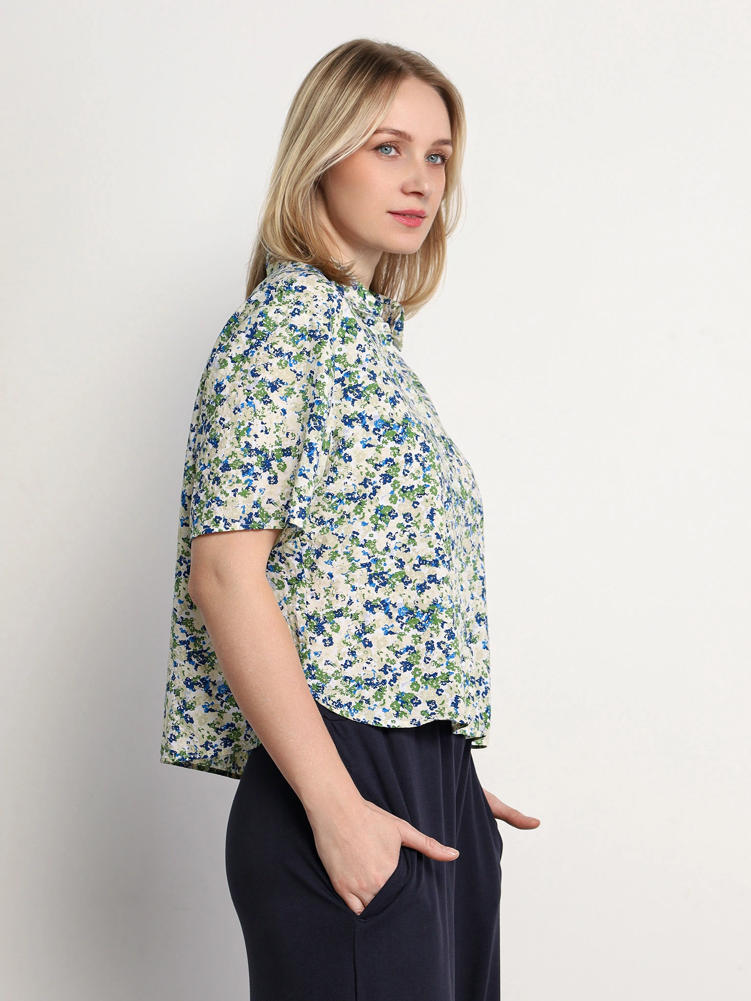 Блуза укороченная с цветочным принтом из смесовой вискозы